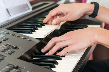 Fototapeta na wymiar Mężczyzna ręce gry na pianinie