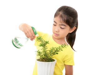 植物に水やりをする女の子