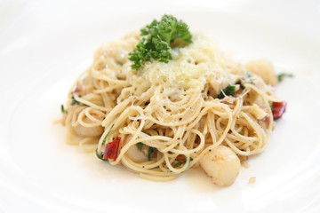 Spaghetti with a spicy scallop