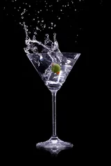 Gordijnen martini drankje op donkere achtergrond © Lukas Gojda