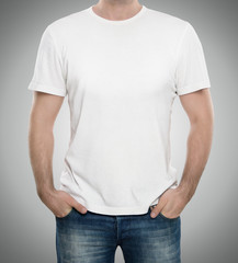 Obraz premium Man wearing blank t-shirt with copy space