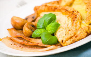 omelet with bacon and mushrooms