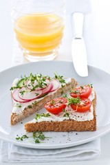 Toast mit Frischkäse mit Gemüse