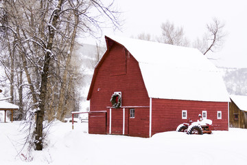 Red barn © arinahabich