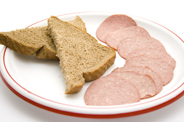 Salami mit Brot auf Teller