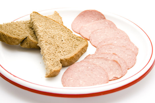Salami mit Brot auf Teller