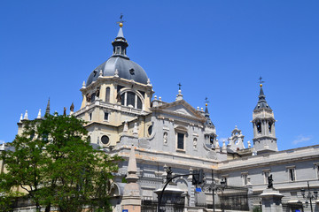 Fototapeta na wymiar Catedral de la Almudena en Madrid, España