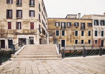 Fototapeta na wymiar Typowa ulica i most Wenecji, Włochy.