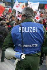 Polizist (Communicator) bei einer Demo