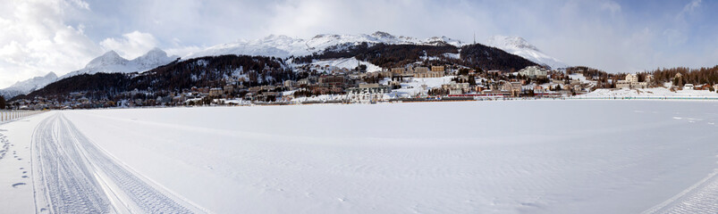Fototapeta na wymiar Sankt Moritz - Engadin - zimowy krajobraz z zamarzniętym jeziorze