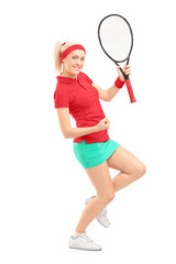 Obraz na płótnie Canvas Pełna długość portret szczęśliwego gracza kobiecego tenisa