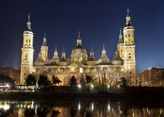 Fototapeta na wymiar Basilica del Pilar i rzeki Ebro (Zaragoza)