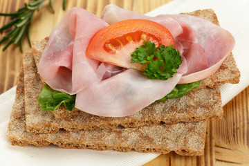 Knäckebrot mit Schinken