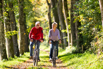 Fototapeta na wymiar Seniorzy korzystający z roweru