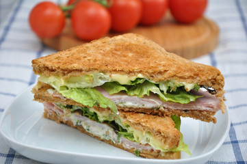 Vollkornsandwich mit Tomate