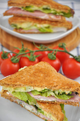 Vollkornsandwich mit Tomate