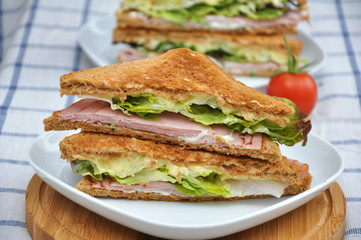 Vollkornsandwich mit Tomate