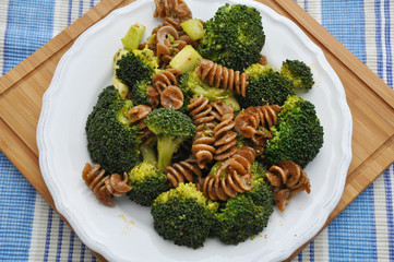 Vollkornpasta mit Brokkoli