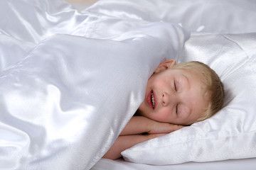 Obraz na płótnie Canvas Carefree sleeping little boy