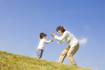 楽しそうな子供と女性