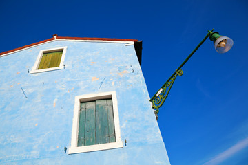 Fototapeta na wymiar niebieski dom w Burano