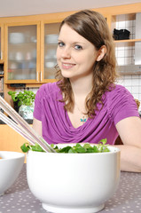 Junges Paar beim gemeinsamen Kochen und Essen