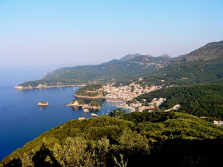 Obraz premium Parga-view of the city and the coast
