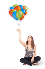 Fototapeta na wymiar Młoda kobieta gospodarstwa kolorowe balony