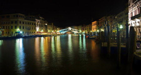Fototapeta na wymiar Wgląd nocy mostu Rialto, Wenecja, Włochy