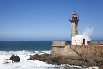 Fototapeta na wymiar Latarnia morska w Porto, Portugalia