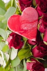 rote Rosen mit Herzen für Heirat, Valentinstag und Muttertag