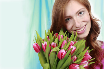 Hübsche Frau mit Blumenstrauss - Tulpen