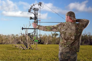 Poster Chasser Hunting with a compound bow