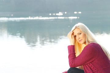 Einsame Frau sitzt am See - Depression
