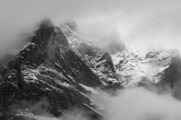 Naklejka premium Wetterhorn (3692 m) nad wioską Grindelwald w Szwajcarii