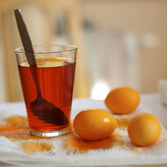 Orange gefaerbte Ostereier trocknen