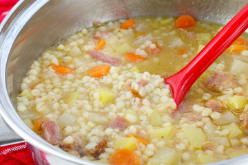 Graupensuppe kochen