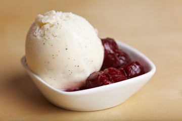 Vanilleeis mit Amarenakirschen