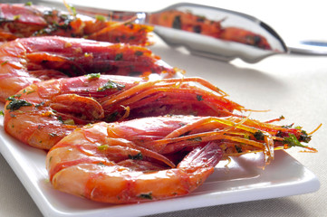 spanish shrimps with garlic and parsley