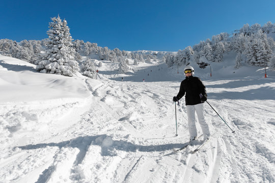 Skieuse sur les piste de ski