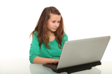 Fototapeta premium Schülerin am Laptop