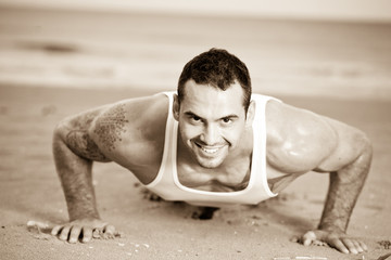 Obraz premium Male exercising on the beach