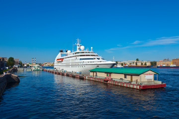 Fototapeta na wymiar cruise liner w Petersburgu portu
