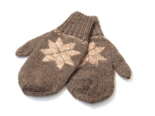 Вязаные варежки на белом фоне