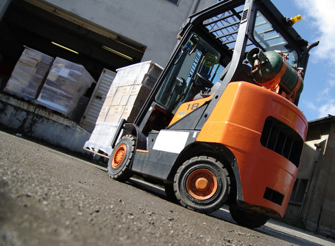 transport logistique - chariot &eacute;l&eacute;vateur