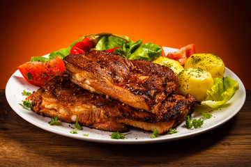 Tasty grilled ribs with vegetables