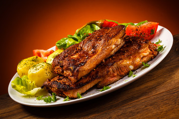 Tasty grilled ribs with vegetables