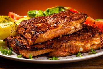 Tasty grilled ribs with vegetables
