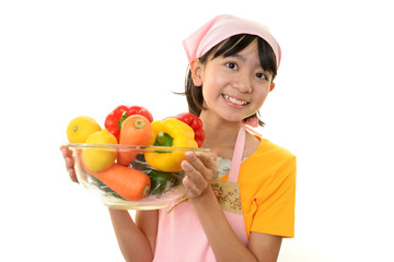 食材を持ち微笑む女の子