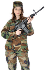 Fototapeta premium Junge Frau in Armee-Uniform mit Gewehr